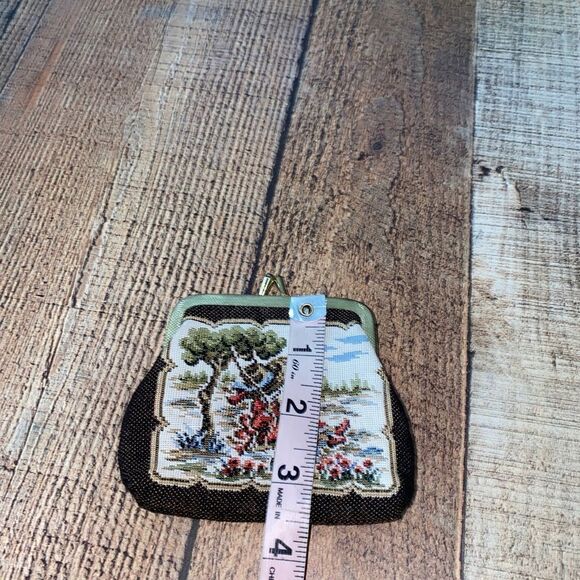 Vintage 1960's Tapestry Coin Purse... Lucite Kiss Lock Frame - Picture 9 of 10